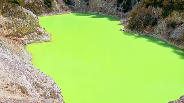 神奇的绿色地热湖魔鬼浴。waio - tapu地热仙境，罗托鲁瓦，新西兰。视频素材