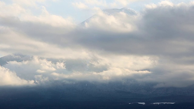 摇摄:日本山梨河口湖藤川口町的鸟瞰图视频素材