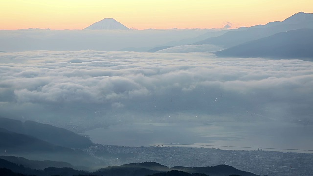 日本长野高博内富士山和须和湖的鸟瞰图视频素材