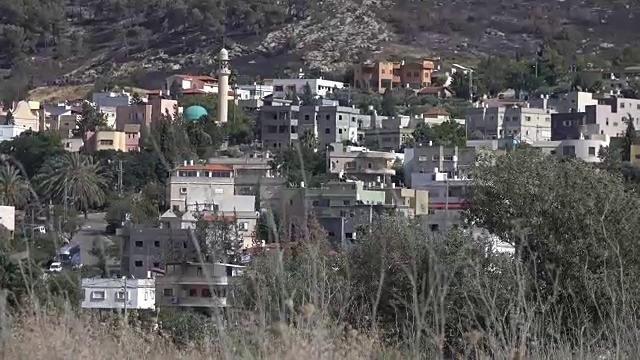 小山城在草地后面的田野视频素材