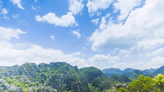 时间流逝多云的天空在山的上方视频素材