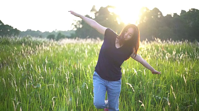 走在草地上的女人视频素材