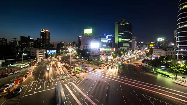 首尔车站附近的四通路口的夜景视频素材