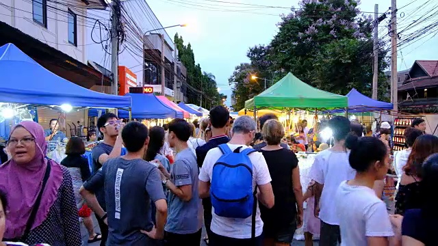 泰国清迈夜市步行街上的人群视频素材