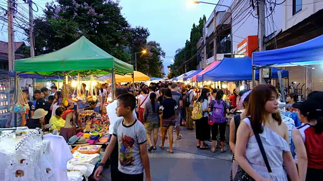 泰国清迈夜市步行街上的人群视频素材