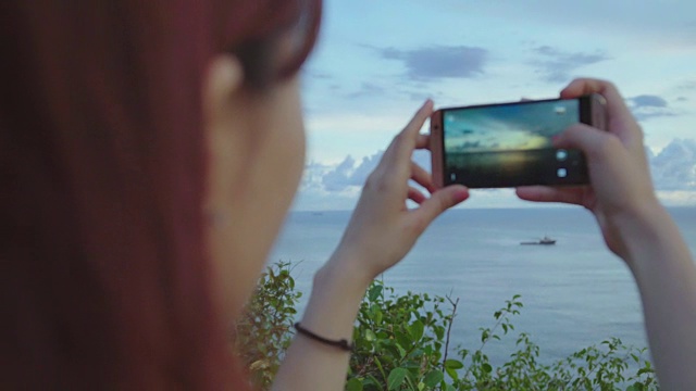 在海滩上拍照的女孩视频素材