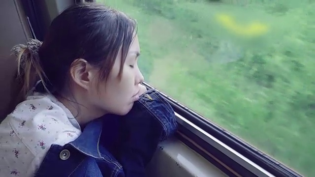 厌倦乘火车旅行的女人视频素材