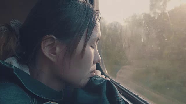 厌倦乘火车旅行的女人视频素材