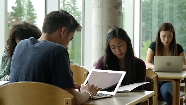 女学生在桌子前学习时看着相机视频素材