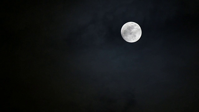 在一个宁静的夜晚，月亮和云在天空中。视频素材