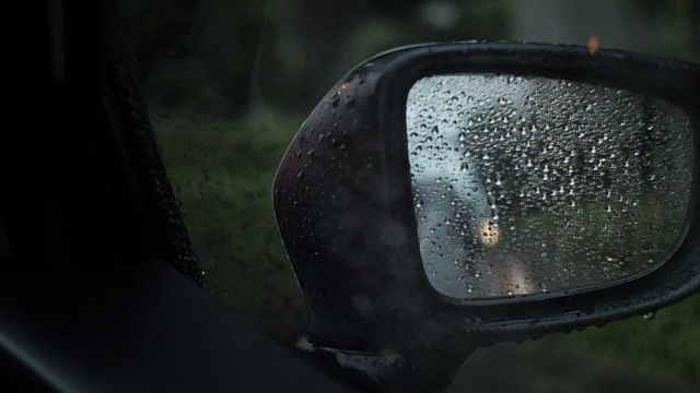 堵车时车的后视镜在下雨视频素材