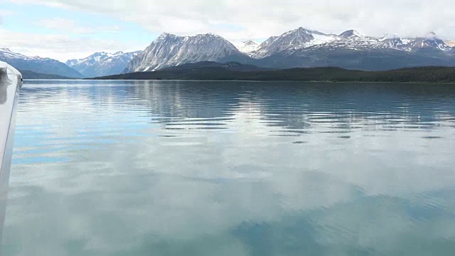 从船上驶过宁静的湖面视频素材