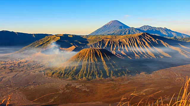 印度尼西亚火山日出地标自然旅游胜地4K延时(放大)视频素材