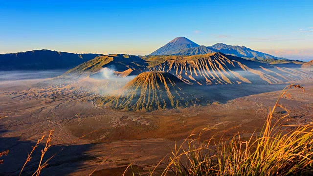 印度尼西亚的Bromo火山日出地标自然旅游景点4K时间流逝视频素材