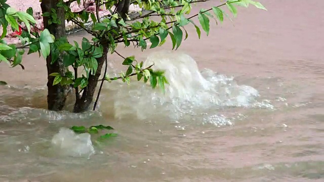 大型地下水管漏水视频素材