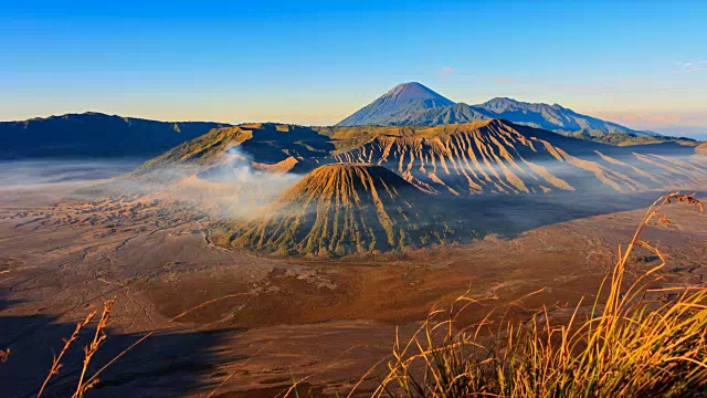 印度尼西亚Bromo Volcano Sunrise地标自然旅游胜地4K Time Lapse(缩小)视频素材