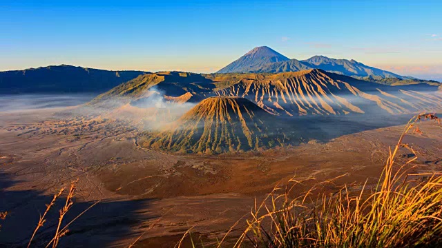 印度尼西亚Bromo Volcano Sunrise地标自然旅游胜地4K Time Lapse(向下倾斜)视频素材