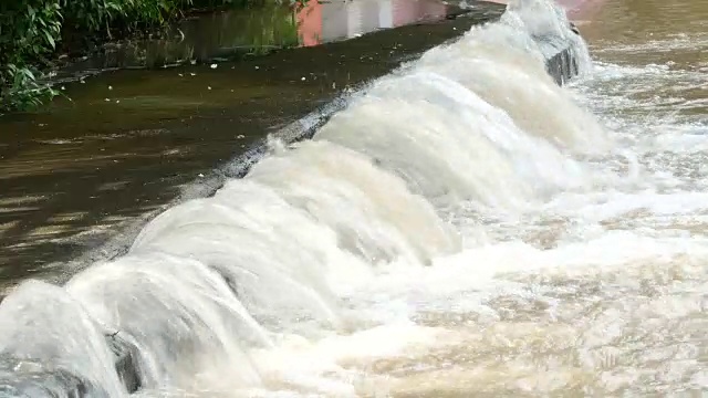 大型地下水管漏水视频素材