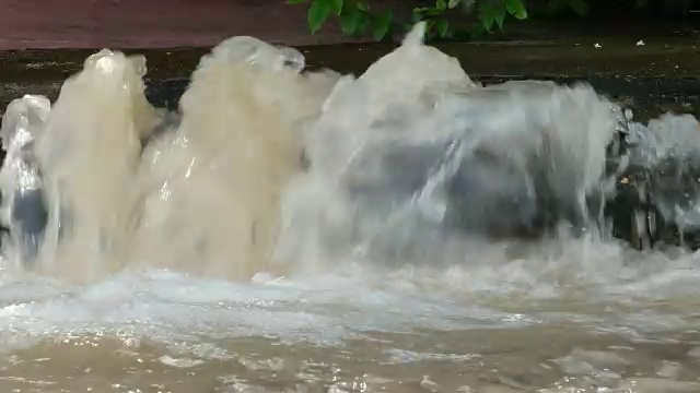 大型地下水管漏水视频素材