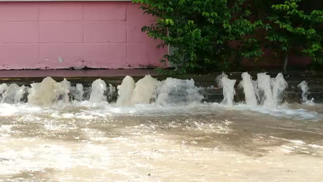 大型地下水管漏水视频素材