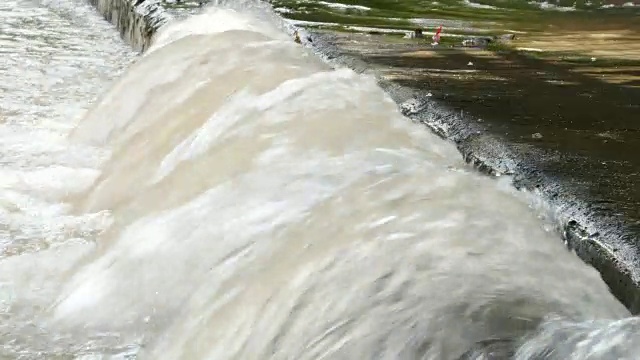 大型地下水管漏水视频素材