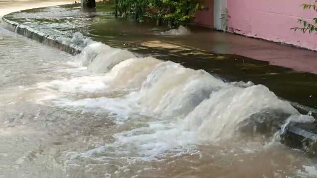 大型地下水管漏水视频素材