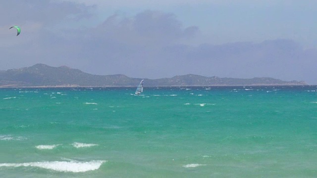 风筝冲浪和风帆冲浪在意大利撒丁岛的Windy Bay视频素材