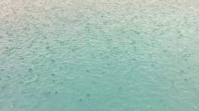 水池上的雨水(高清循环)视频素材