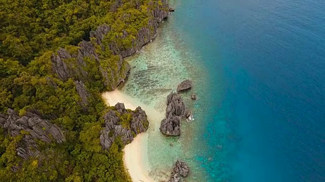 美丽的热带泻湖，鸟瞰图。热带岛屿视频素材