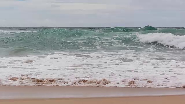 海浪拍打着沙滩视频素材