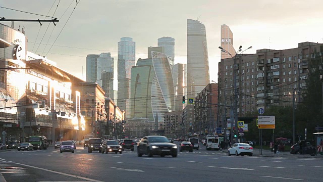 夕阳下的城市景观，以城市交通和摩天大楼为背景视频素材