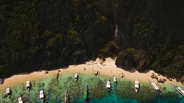 美丽的热带泻湖，鸟瞰图。热带岛屿视频素材