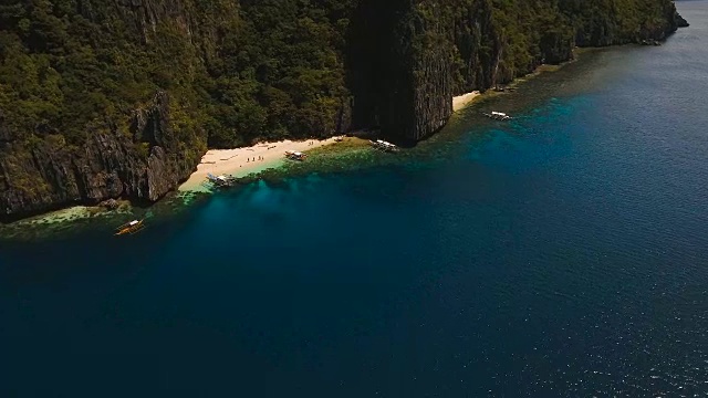 美丽的热带泻湖，鸟瞰图。热带岛屿视频素材