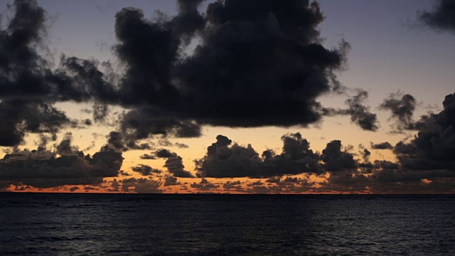 夏威夷毛伊岛的热带海滩日落视频素材