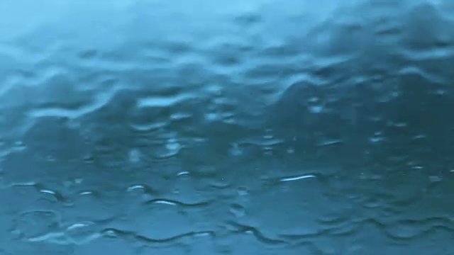 雨打在窗玻璃上视频素材