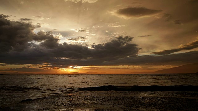 海面上的天空在夕阳下郁郁寡欢视频素材