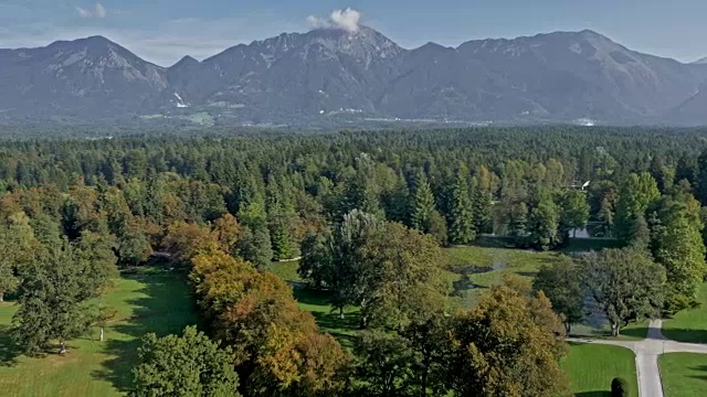 空中广阔的公园与湖泊在山谷山下视频素材