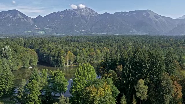 空中山湖被森林包围视频素材