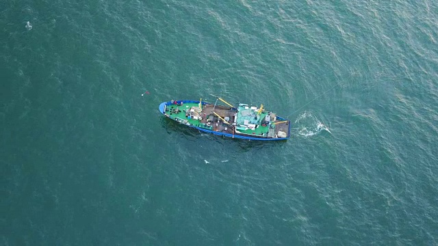 海上的渔船。航空摄影测量视频素材