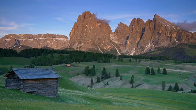 山在日落的观点从Seiser Alm(平移拍摄)，Dolomites，意大利视频素材