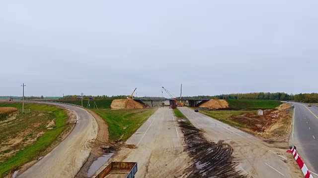 公路上的桥梁建设。公路维修鸟瞰图视频素材