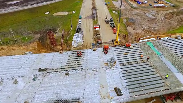 鸟瞰图建设桥梁的高速公路。修复郊区道路视频素材