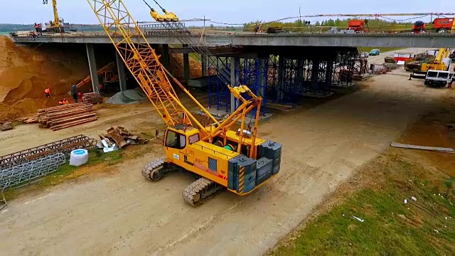 桥梁施工。高速公路上履带式起重机修复桥的天空视图视频素材