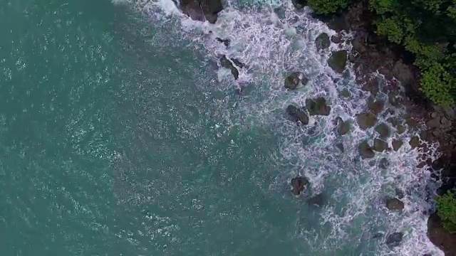 天线:岩石海岸线和海浪视频素材