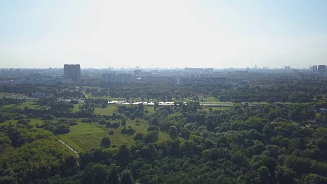 鸟瞰图公园，湖泊和城市建筑在晴天地平线视频下载