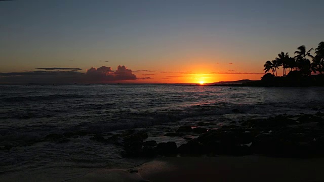 夏威夷考艾岛的热带海滩日落视频素材