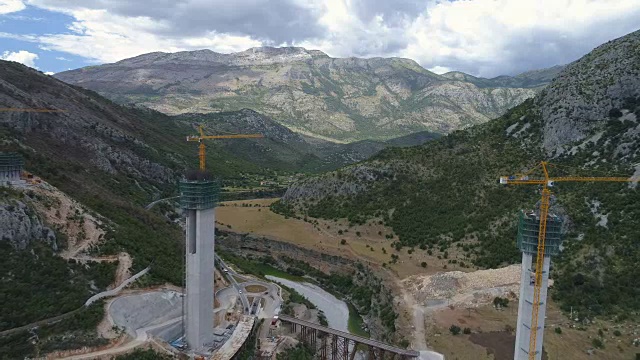 在黑山的莫拉卡峡谷建造一条新公路的桥柱视频素材