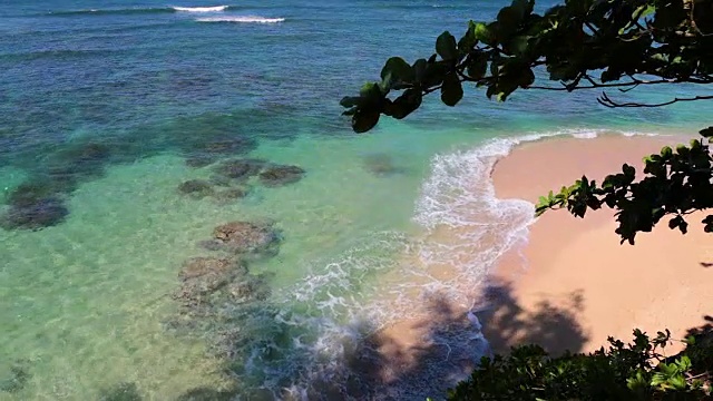 夏威夷考艾岛的热带海滩日落视频素材