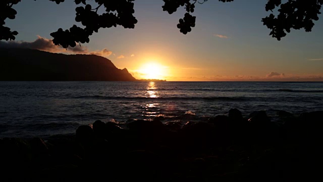 夏威夷考艾岛的热带海滩日落视频素材