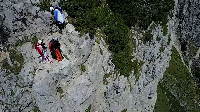 翼服飞行员从悬崖上跳下的鸟瞰图视频素材